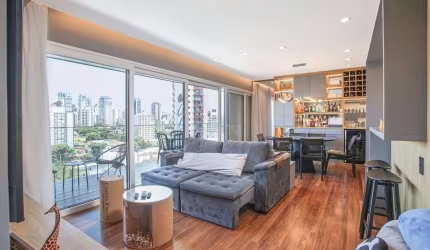 Apartamento 1 Dormitório (95m²), 1 Suíte, Varanda, Reformado e Mobiliado, 2 Vagas. A poucos metros da Faria Lima