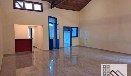 Casa Comercial (140m³), 4 Banheiros, 2 Vagas. Excelente ponto comercial