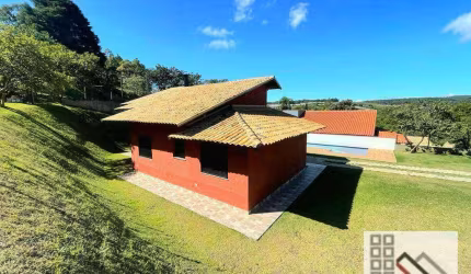 Casa 3 Dormitórios (160m²), 2 Banheiros, Varanda, 4 Vagas. Linda casa de campo na Estância San Remo em Atibaia