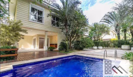 Casa de Alto Padrão em Condomínio de 4 Dormitórios (710,04m²), 4 Suítes, 5 Vagas. Bairro nobre da zona Sul