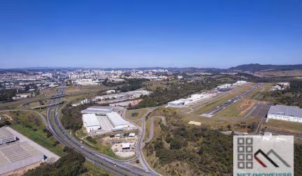 Galpão Comercial/Industrial (1.331,02m²), 4 Banheiros, 8 Vagas. No aeroporto do Jundiaí