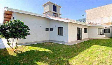 CASA TÉRREA 3 DORMITÓRIOS (300m²), 3 SUÍTES, QUINTAL, 2 VAGAS. PRÓXIMO AO CENTRO DE ATIBAIA