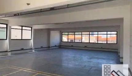 GALPÃO COMERCIAL NOVO (371m²), 2 BANHEIROS, 3 PAVIMENTOS, 4 VAGAS.