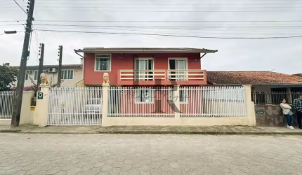 Casa à Venda ou Locação em Ubatuba, São Francisco do Sul - 4 Dormitórios, Suíte, 3 Vagas