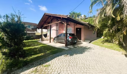 Casa Plana Averbada à Venda no Bairro Petrópolis - 3 Quartos e Varanda - Avalia Permuta
