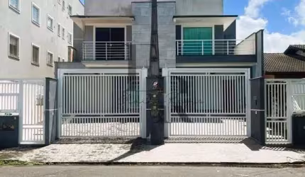 Sobrado geminado no Jardim Sofia: 3 quartos, piscina, churrasqueira e 4 vagas de garagem! Uma oportunidade única em Joinville-SC!