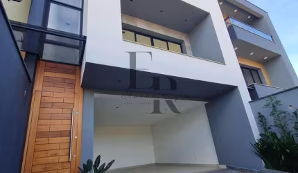 Geminado Tríplex de 177m² | Acabamento Impecável | Suíte com Closet | Design Sofisticado | Duas Demi Suíte