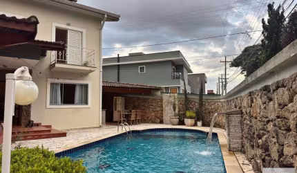 Casa com 3 dormitórios com 260m² por R$ 1.390.000 Vila Petrópolis, Atibaia - SP