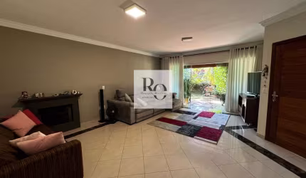 Casa com 4 dormitórios (2 suítes) com 330 metros construídos