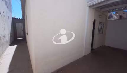 Casa com 2 quartos para alugar na Nossa Senhora Aparecida, Uberlândia  por R$ 1.300
