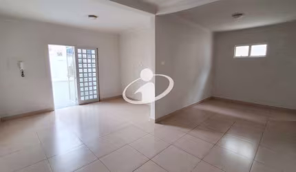 Casa com 3 quartos para alugar na Nossa Senhora Aparecida, Uberlândia  por R$ 1.800