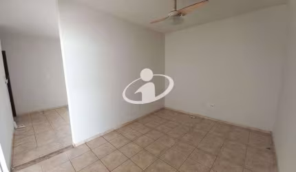 Casa com 3 quartos para alugar na Nossa Senhora Aparecida, Uberlândia  por R$ 1.900