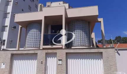 Casa com 3 quartos para alugar no Vigilato Pereira, Uberlândia  por R$ 8.000