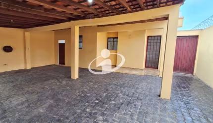 Casa com 3 quartos para alugar no Santa Mônica, Uberlândia  por R$ 3.000