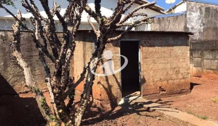 Casa com 3 quartos para alugar no Osvaldo Rezende, Uberlândia  por R$ 1.600