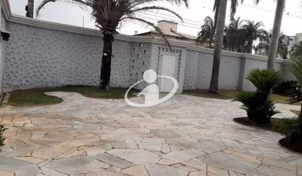 Casa comercial com 5 salas para alugar na Cidade Jardim, Uberlândia  por R$ 9.800