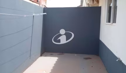 Casa em condomínio fechado com 3 quartos para alugar no Jardim Karaíba, Uberlândia  por R$ 2.300