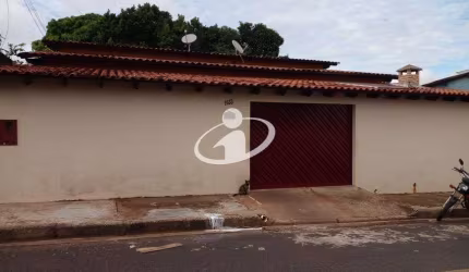 Casa com 3 quartos para alugar no Jardim Brasília, Uberlândia  por R$ 1.800