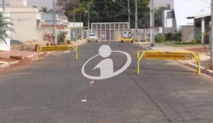Terreno em condomínio fechado à venda no Jardim Holanda, Uberlândia  por R$ 270.000