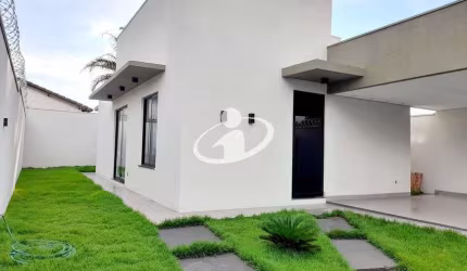 Casa com 3 quartos à venda no Jardim Europa, Uberlândia  por R$ 700.000
