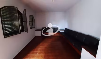 Casa com 3 quartos para alugar em Saraiva, Uberlândia  por R$ 2.200
