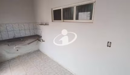 Casa com 3 quartos para alugar no Santa Mônica, Uberlândia  por R$ 1.900