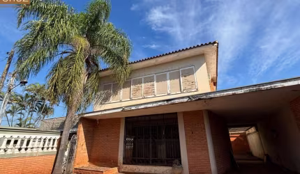 Casa ampla, tipo sobrado, com 4 dormitórios (uma suíte), no coração do bairro São Dimas