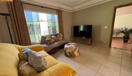 Casa muito sólida, com espaços amplos, ótima para residir mas tb com forte vocação comercial, no centro