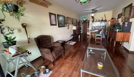 Apartamento 3 dormitórios com armários e sala dois ambientes com sacada. Bairro: Alto