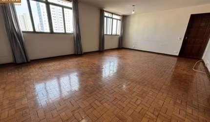 Apartamento muito amplo, completo de armários, num edifício icônico, no centro