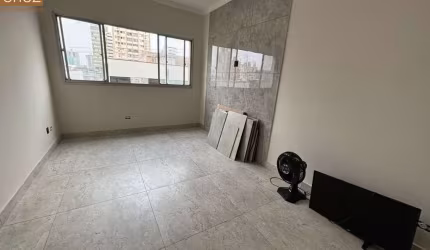 Apartamento reformado, bem localizado, no centro