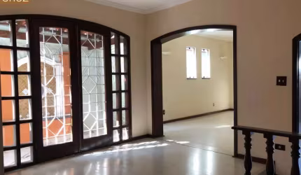 Imóvel com espaços generosos, construção sólida, com ótima localização no bairro São Dimas
