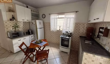 Casa com ótima localização no bairro, com quintal. Bairro: Vila Independência