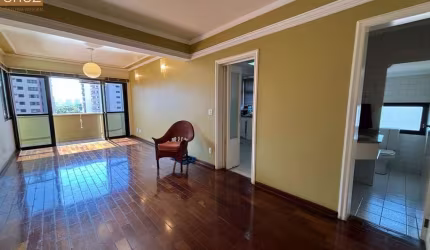 Apartamento duplex, com espaços amplos, completo de armários, no centro