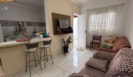 Casa com dois dormitórios e área gourmet, próxima ao Hospital Regional. Bairro: São Francisco