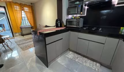 Casa compacta, charmosa, reformada, com espaços modernos e excelente localização.