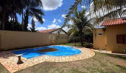 Casa com tres quartos sendo duas suites no condominio Mario Franco