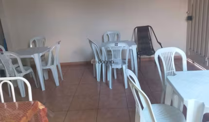 Casa ,03 quartos, sendo uma suíte.