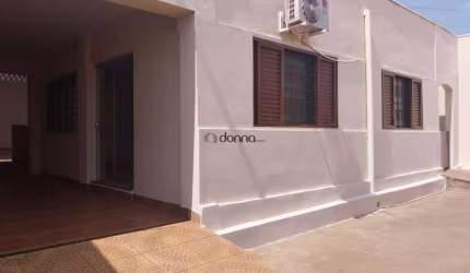 Casa 02 quartos com galpão nos fundos no Costa Telles