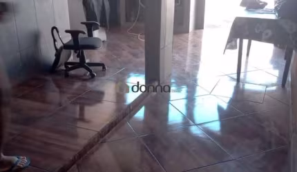 Casa com dois quartos, sendo uma suíte.