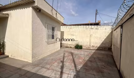 Casa à venda no Bairro Nossa Senhora Abadia. São dois barracões.
