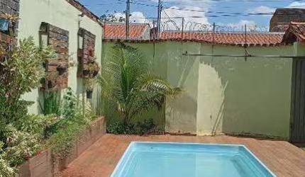 Casa de 03 quartos, com piscina, no Bairro Serra Dourada