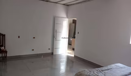 Casa com três quartos. sendo uma suítes.