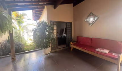 CASA COM 3 QUARTOS SENDO 1 SUÍTE - ONEIDA MENDES