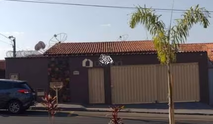 Casa à venda no Bairro de Lurdes com suíte e piscina