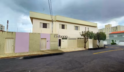 Casa à venda com ponto comercial, ótima localização, amplo apartamento, no pavimento superior, garagem, e salas para locação. Mêrces - Uberaba - MG
