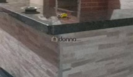 Casa com 3 quartos, sendo uma suíte.