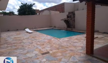 Casa para alugar no Bairro Mansur Daud, com quatro quartos, todos com armários e banheiros , sendo um deles Swite, Escritório, Academia, Sala ampla, P
