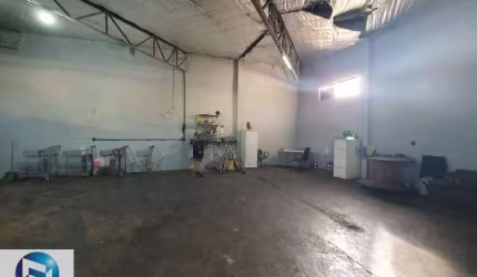 Salão comercial de alto padrão na Vila Ipiranga em São José do Rio Preto-SP: 1 sala, 2 banheiros e 251,80 m² de área.