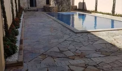 Imperdível casa à venda em São José do Rio Preto-SP, no bairro Roseiral: 3 quartos, 3 suítes, 2 salas, 6 banheiros, 6 vagas de garagem, 379m².